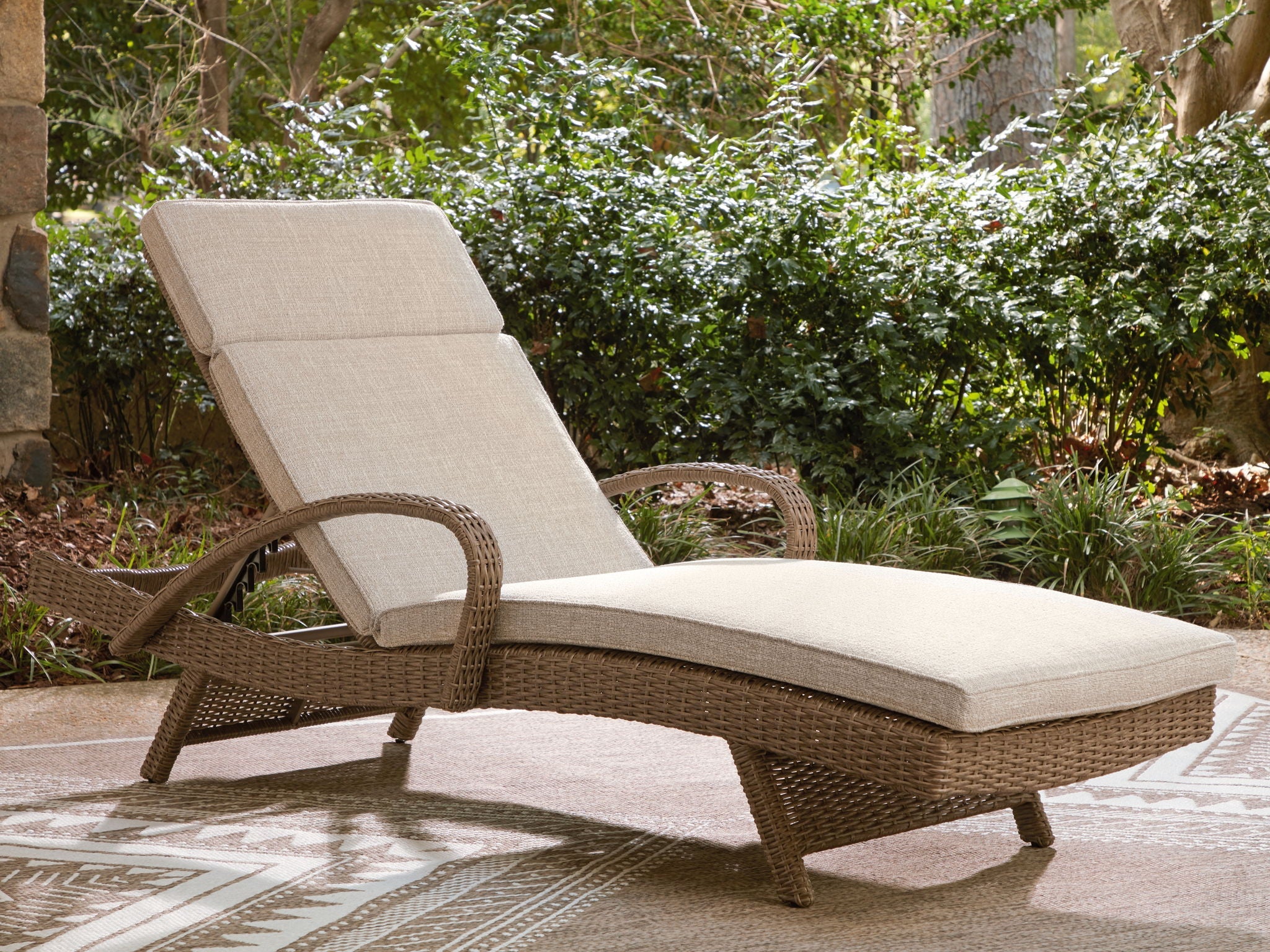 Laguna Heights - Chaise Lounge With Cushion - Beige - Stylish Home Furniture